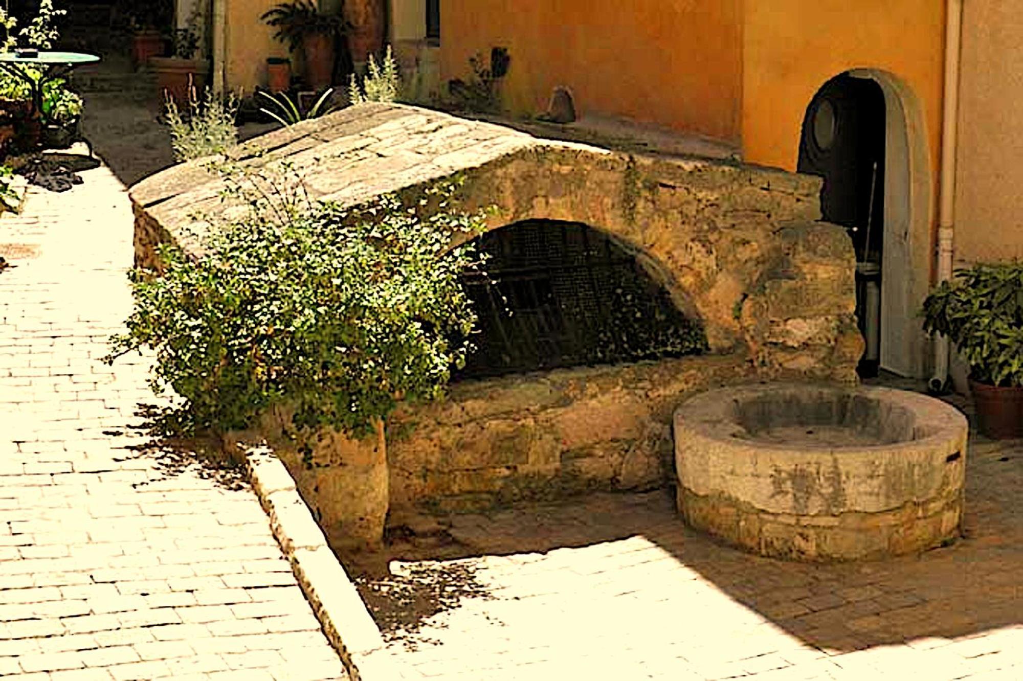 Le Logis De La Fontaine Lägenhet Ceyreste Exteriör bild
